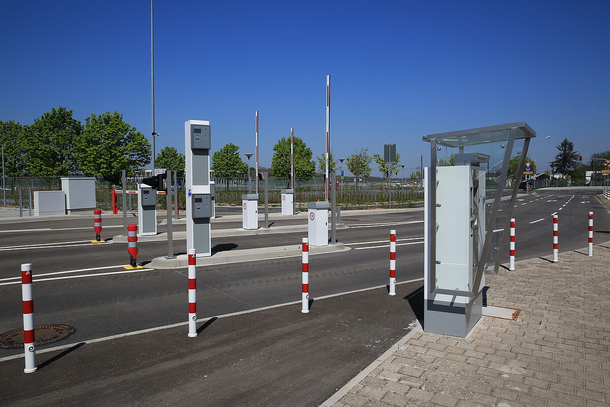 Schranken und vier Fahrspuren ermöglichen die schnelle Einfahrt auf den neuen Parkplatz der Neuen Messe Freiburg.