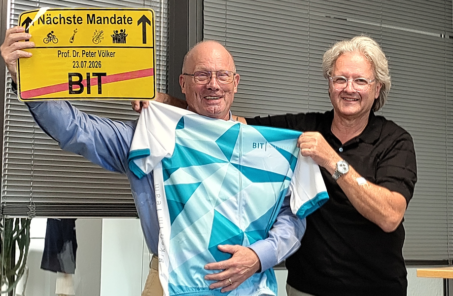 Prof. Dr. Peter Völker wird von Dr.-Ing. Volker Mörgenthaler mit einem Radtrikot als Geschenk ehrenvoll verabschiedet.